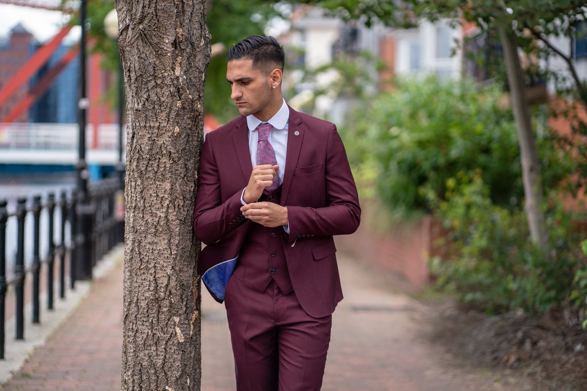 Shake up your Summer style with our brand new Danny wine suit, now available in-store &amp; online👌marcdarcy.co.uk

Shop this look:
Danny suit: bit.ly/2EVgxAP
Paisley tie set: bit.ly/2PEvv5k