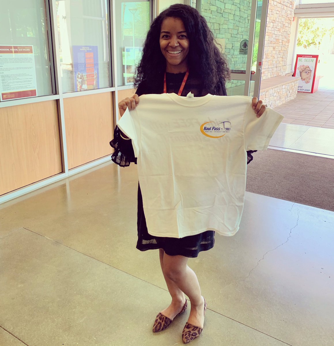 SunlineTransit's tweet image. SunLine spent the day at the Palm Desert COD letting students know how to ride the bus for FREE! The Haul Pass Program allows students to ride SunBus services for FREE using their COD ID. 
#SunBus #HaulPass #CODHaulPass #SunLineTransit