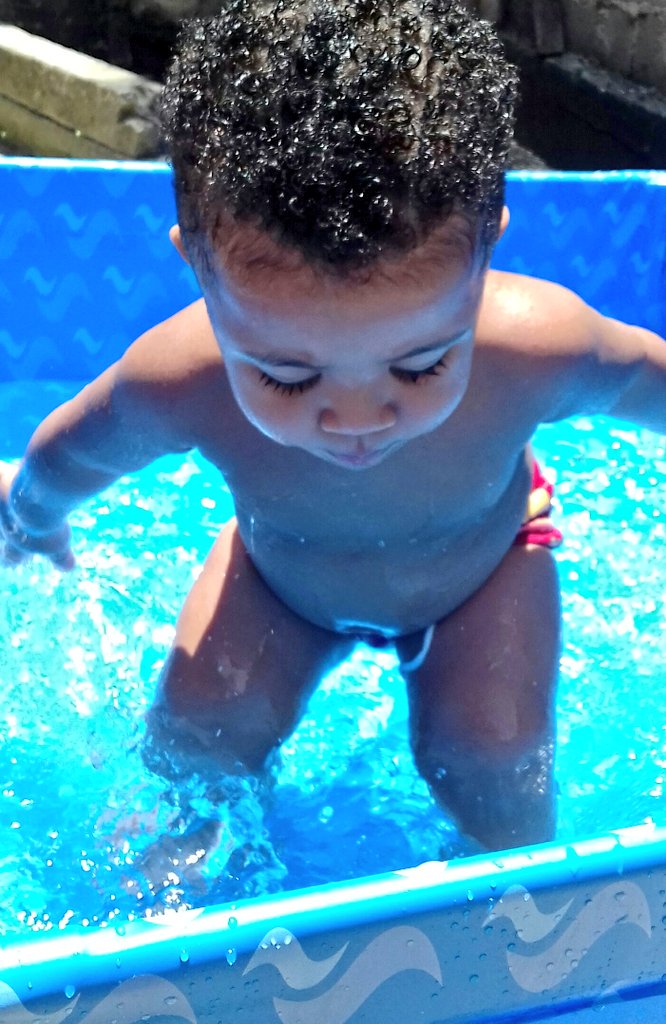 KLuccas10's tweet photo. Piscininha Amor ? 🏊😊 https://t.co/MNqhJUcIy5