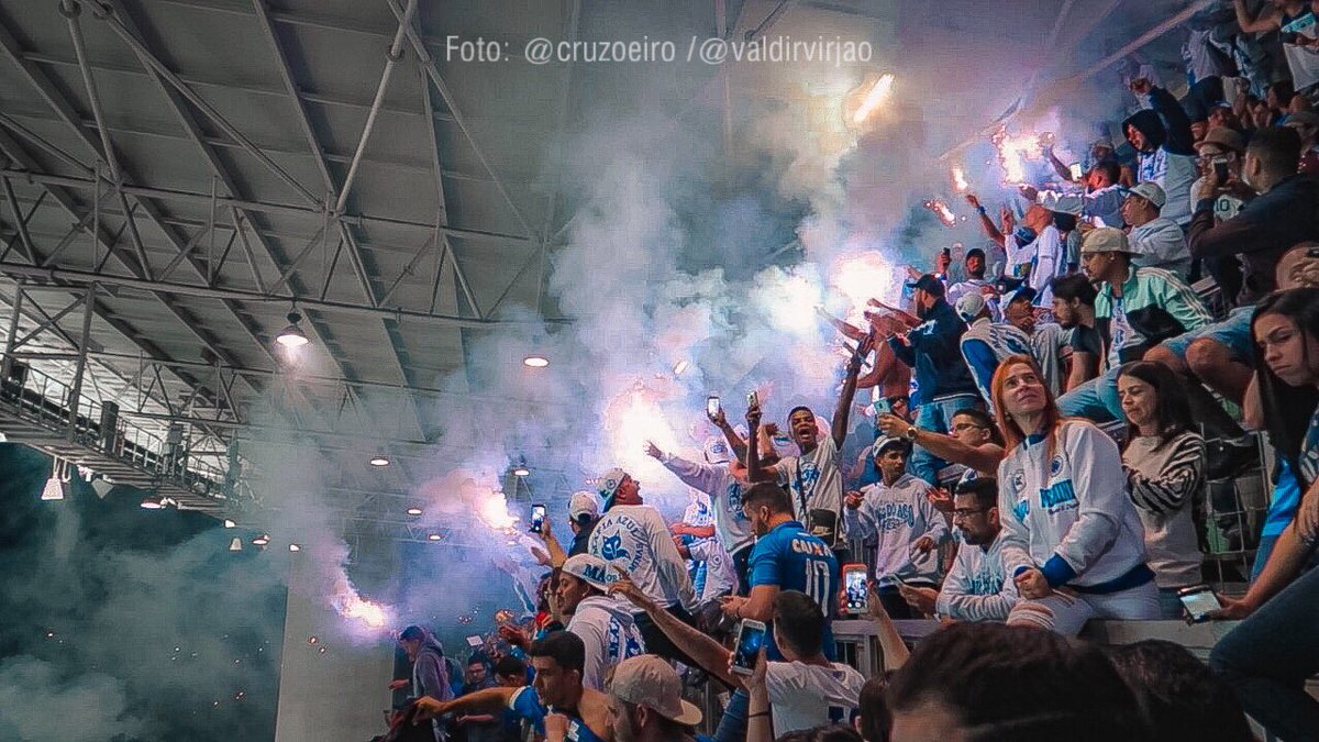 Meu negócio é vídeo, mas de vez em quando consigo capturar uns frames daora, tipo esse! Que imagem, que torcida! 👏🏼👏🏼🔵⚪️