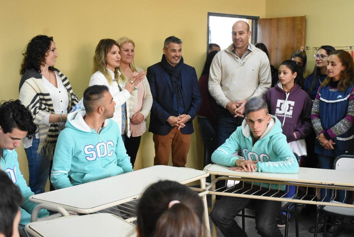 arieldomene's tweet photo. Hoy junto a nuestro intendente @YoSoyMartiniano inauguramos en la EES 53 un nuevo espacio para docentes y alumnos. Además recorrimos la obra de renovación de la EP 16. Una alegría enorme compartirla con los chicos! 🏫 @gzinny @BAeducacion https://t.co/UsoIRRn01o