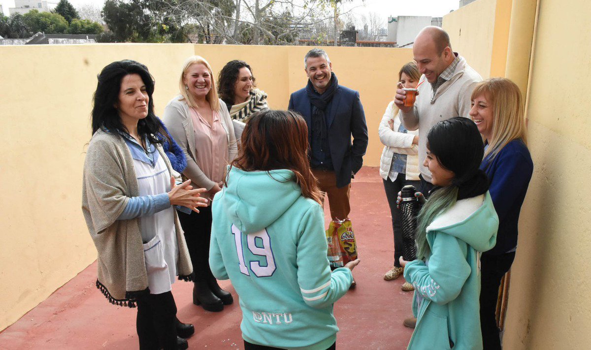 arieldomene's tweet photo. Hoy junto a nuestro intendente @YoSoyMartiniano inauguramos en la EES 53 un nuevo espacio para docentes y alumnos. Además recorrimos la obra de renovación de la EP 16. Una alegría enorme compartirla con los chicos! 🏫 @gzinny @BAeducacion https://t.co/UsoIRRn01o