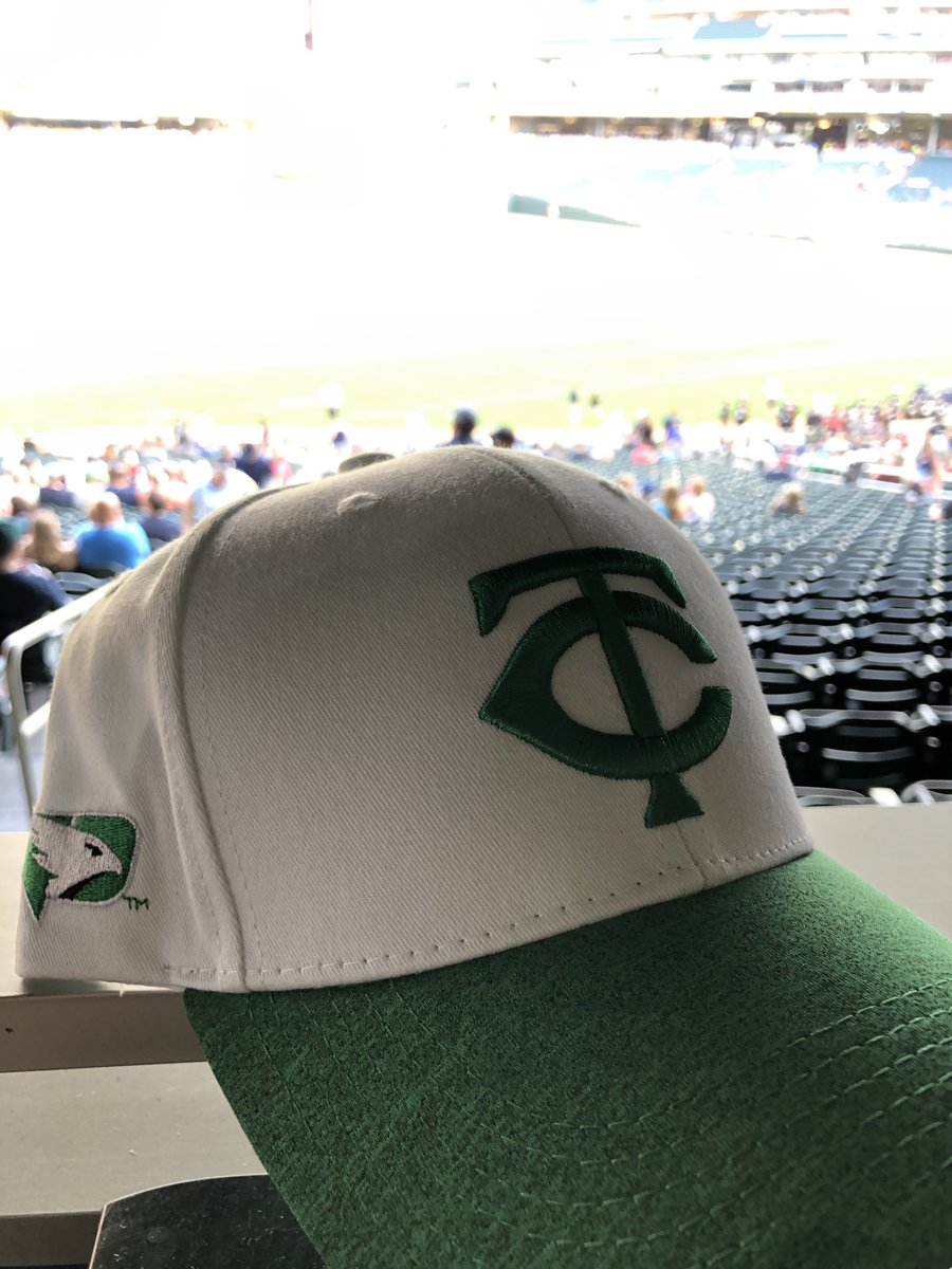 DaBeautyLeague's tweet photo. Gotta represent @TheNCHC #Sioux @UNDmhockey @Twins #UNDNight https://t.co/WrHZuUmN1V