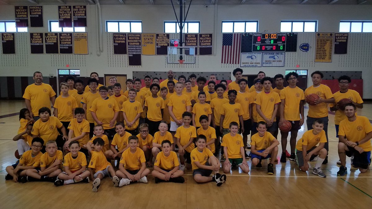 coach_menard's tweet photo. 2019 Camp pic
55 campers, 4 coaches from both schools and 16 current/former players have made this week such a success #2schools #1city #1family https://t.co/SgGfVUDTZU