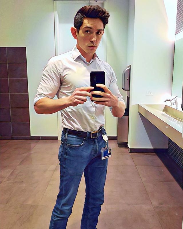 LuckyJoeJoe's tweet photo. Today's outfit seemed like a good idea this morning, but now I hate it. At least it's almost Friday!
🤷♂️👔🤷♂️👔🤷♂️
#ootd #outfitfail #dressshirt #jeans #wrinkly #selfie #selfieoftheday #work #almostfriday https://t.co/TaozYwjxb6 https://t.co/BYFvFLTVGp