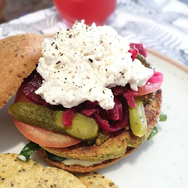 PIZCA_BLOG's tweet photo. Alimentarse con colores
S I E M P R E.
-
Esta vez de la mano de @coffeelabcali, pura medicina para la panza.
Hamburguesa de lentejas en pan de 7 granos, con #tatanesa, tomate fresco, pepinillos, [vegetales fermentados y queso ricotta se leche de cabra] de @coffeelabcali, una… https://t.co/pBg0NjlOoV