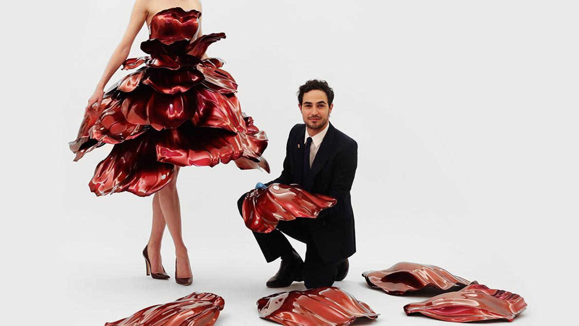 FashNerd's tweet photo. This Rose Gown Took Over 1,100 Hours to develop and was 3D Printed

#FashionTech #CoutureTech #3DPrinting #WearableTech @Zac_Posen @GEadditive @Protolabs
Read More: https://t.co/MVkdsCUI54 https://t.co/U6x1Vvv0fn