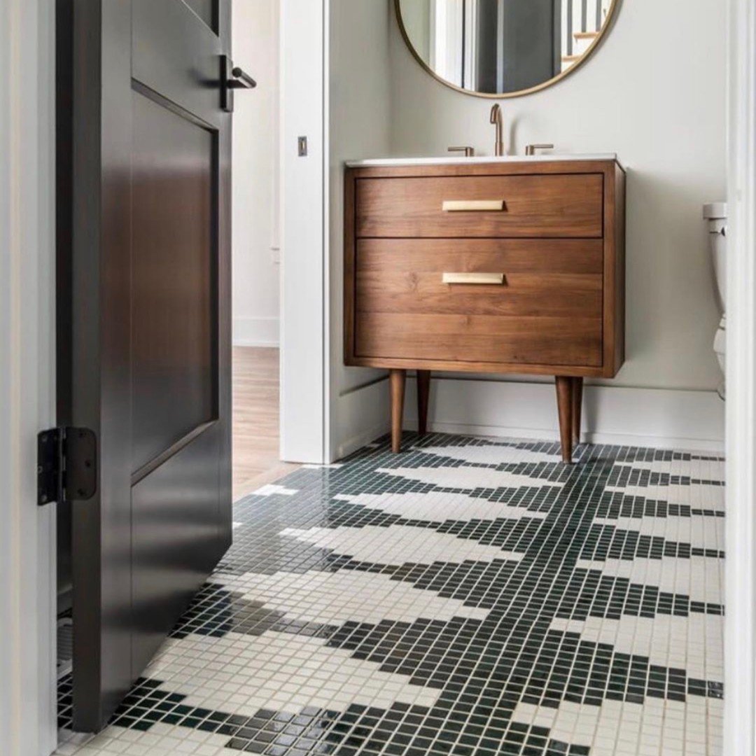 FCWMagazine's tweet image. Little is in! This #ThursdayTrends brought to you by #pennytile that can make a floor look like a million bucks. With remodeler confidence on the rise, this bathroom is the ideal inspiration.  [📸: Kenny &amp;amp; Company]

Read about it here: floorcoveringweekly.com/main/topnews/r…