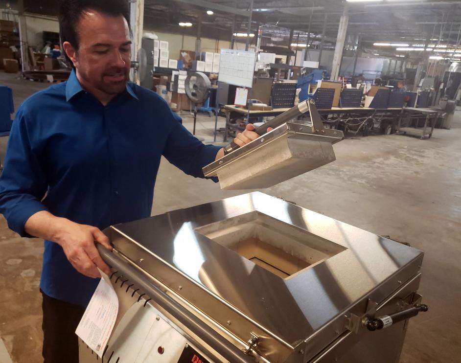 ParagonKilns's tweet photo. Director of Engineering, Bud Ashlock, demonstrates the Lid within the Lid on the Paragon Industries, L.P. S-1445 which is often used in Laboratories around the World. #IndustrialHeat #KilnPro #KilnExperts #ParagonIndustries https://t.co/25UF6wCwgv