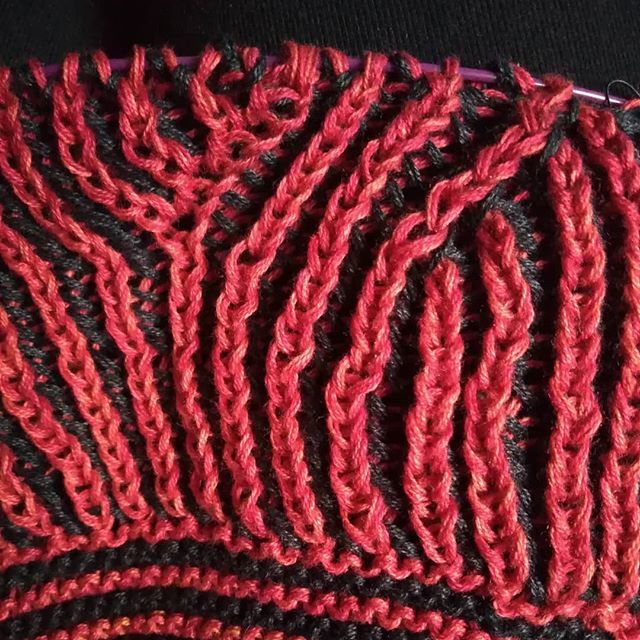 Selana1505's tweet photo. There's a pattern emerging! I'm so happy that this works out!

Anyone else getting unreasonably excited when you try something new and it just works?

#briocheknitting #brioche #infiniteimprobabilities #hhgttg #hitchhikersguidetothegalaxy #knitter #knitt… https://t.co/rYG8fFU97L https://t.co/gs6WhK33Nf
