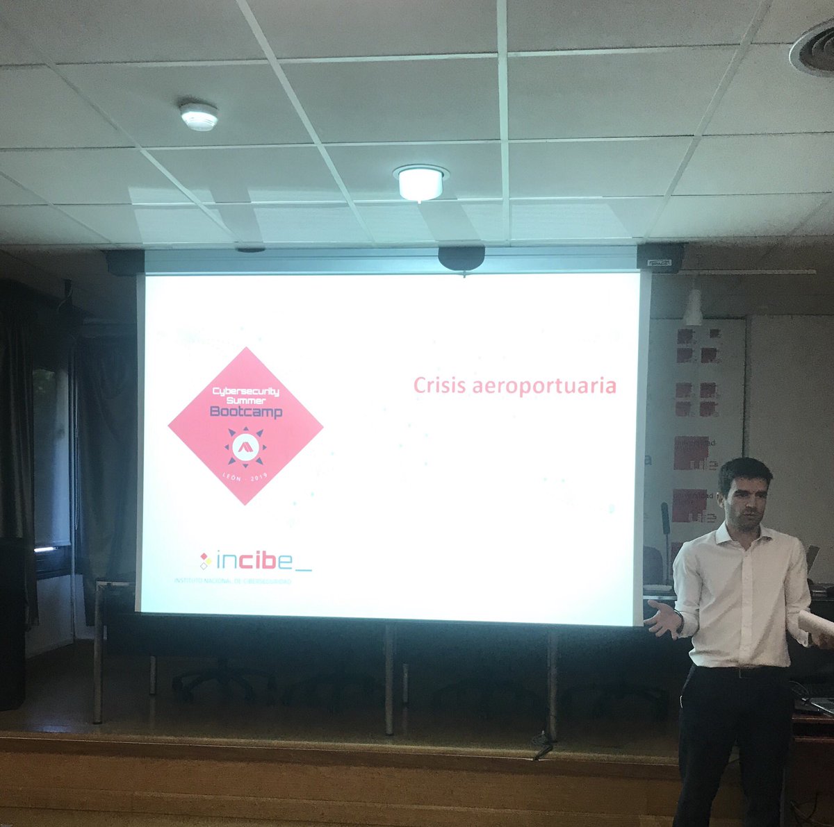 miguel_angelft's tweet image. 🚨Gestión de crisis de ciberseguridad: ¿cómo responder? #roleplay #CyberSBC19 @CSUC_CSIRT