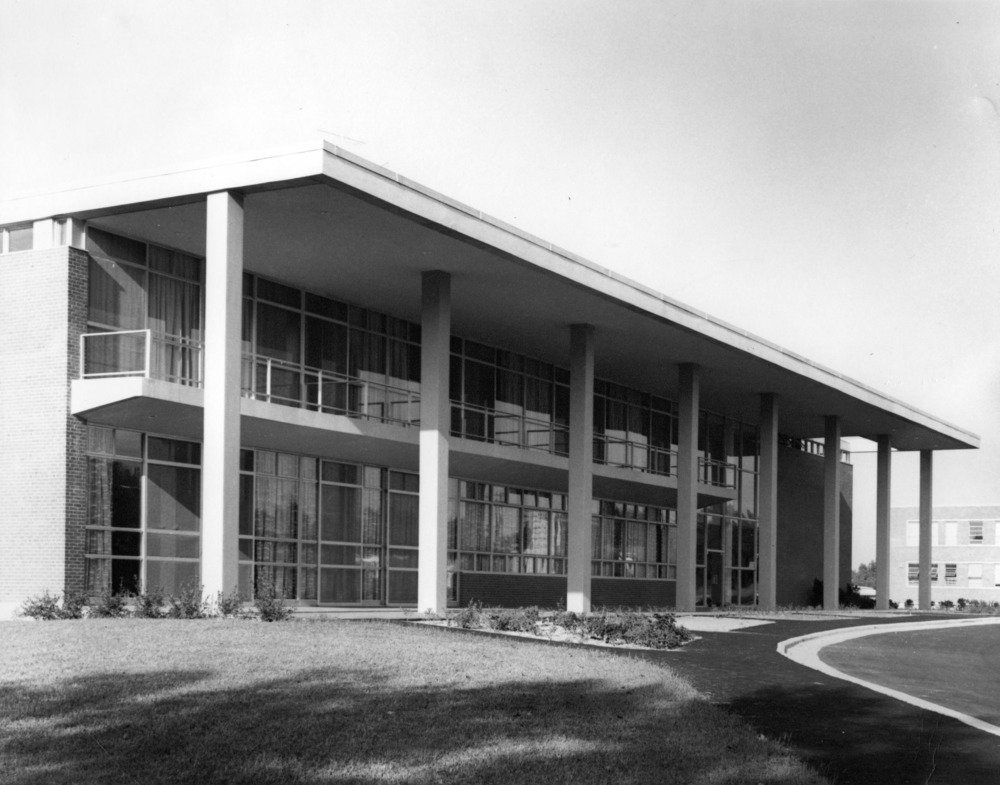 After 29 years, the Hillsborough St. entrance to Hill Library has been reopened while the Brickyard entrance is closed. Raise your hand if you would’ve gone in this way 🙋‍♀️📚 ncst.at/QRLPfl
➡️ See the original Erdahl-Cloyd Wing, built in 1952 as a student union. #TBT