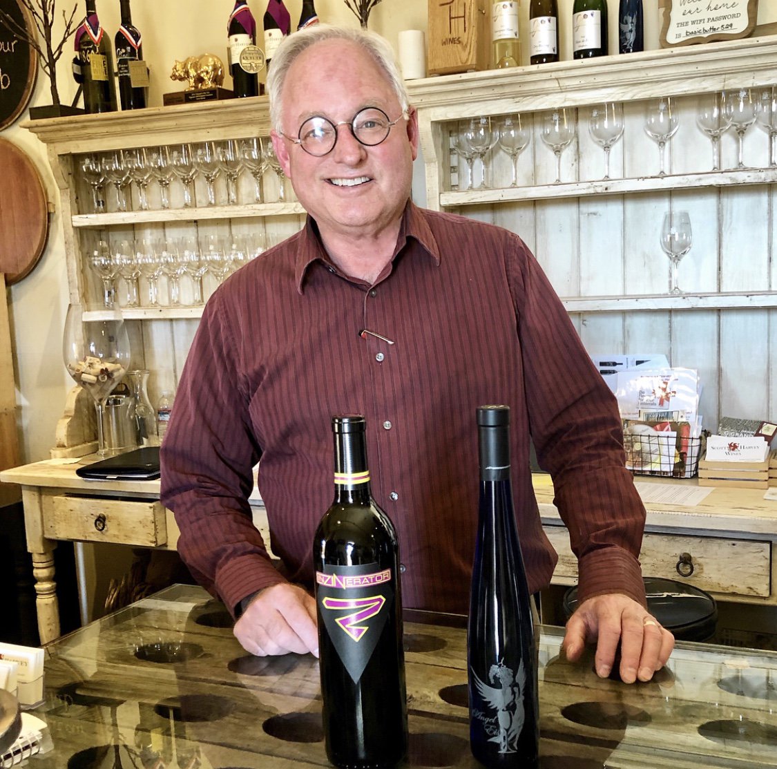 The man-of-the-hour is ready and waiting to pour you some summer #wines this weekend! Stop in for a tasting 11am-5pm at any of our three tasting locations. Cheers! ➡ bit.ly/2WuTQt5 #scottharveywines #amadorcountywine #sierrafoothillswine #winemaker #wineproducer