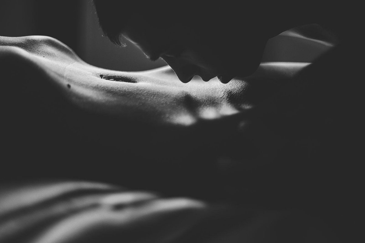 Il est des lèvres qui ne disent
Toujours chaudes et humides
De leurs silences torrides
Naissent des tempêtes tropicales
Impossibles à dompter
D'origines abyssales
Elles jaillissent au sommet
D'une montagne invisible
Où se cachent les âmes indivisibles
Que la passion a su nouer.