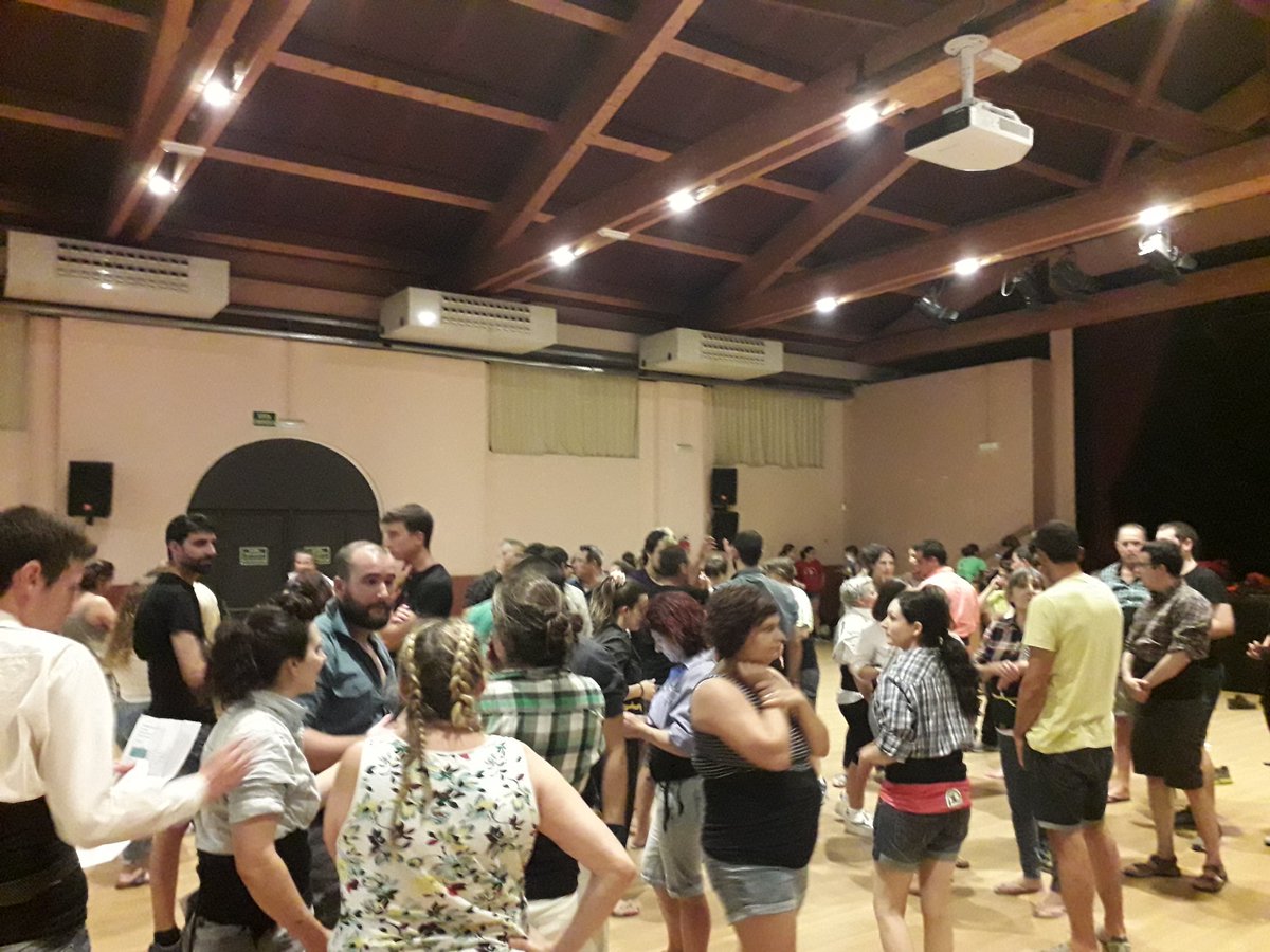 XicsGranollers's tweet photo. Estem a l'assaig de @CastellerMollet abans de la #FMGallecs. 

#AmbTuMésAmunt
#castellers
#QuanHiSomTotes https://t.co/8KCrKnPNw0