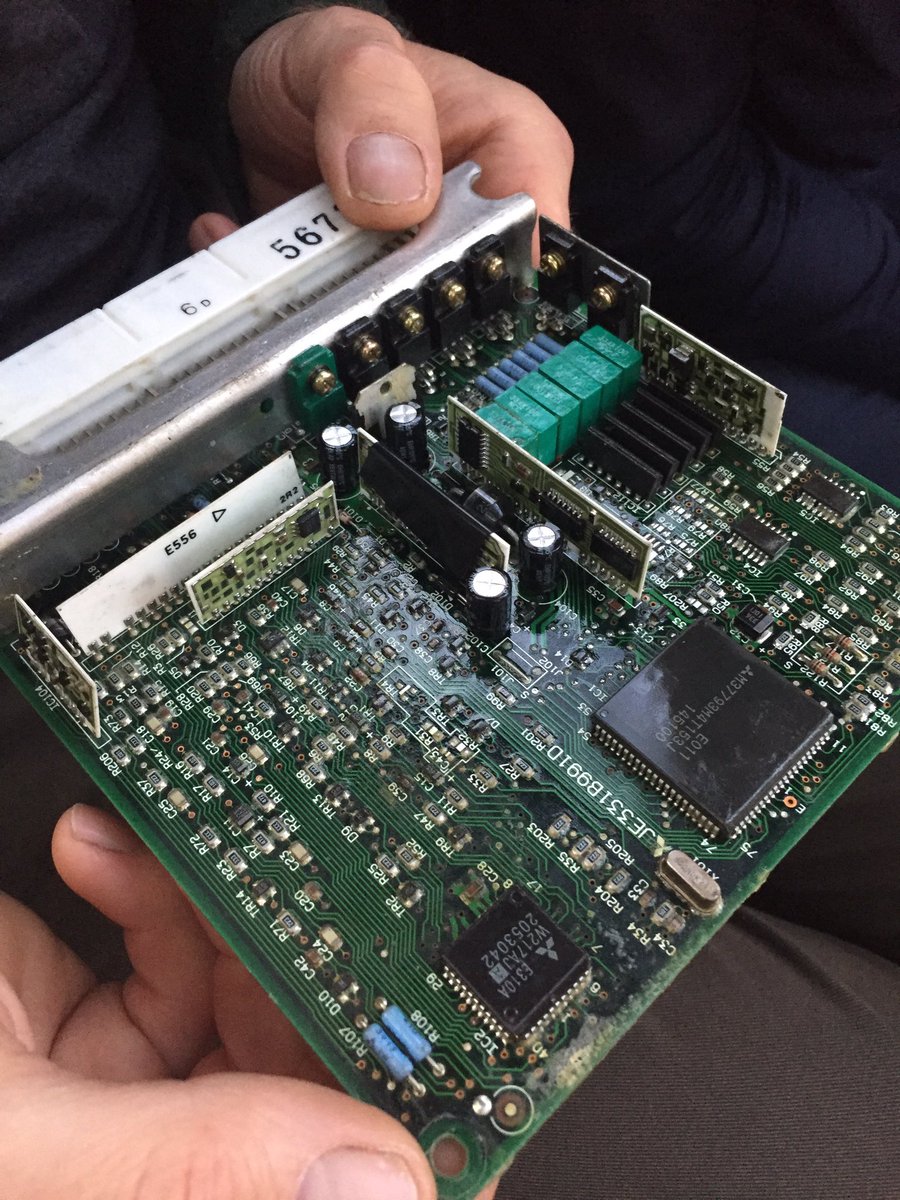 Social night tonight at the Oxford Retreat on Hythe Bridge St. 🎈🌟 Join us if you like...esp if you can diagnose this 🚘 Mitsubishi 3000Gt ECU for gearhead points apparently 🔧😛