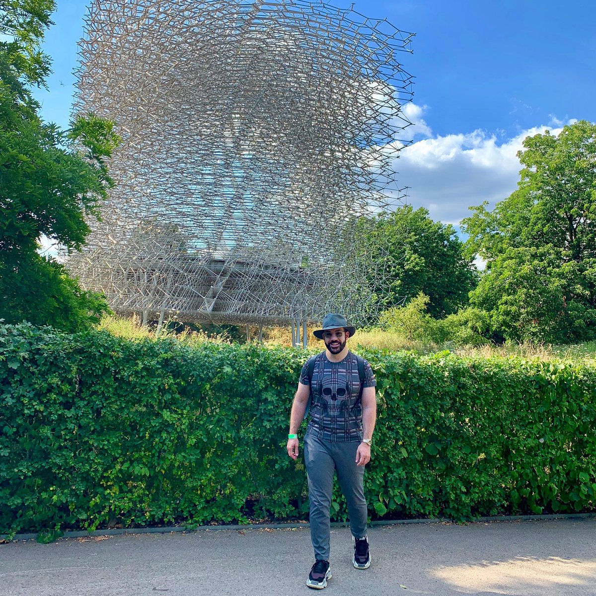 richie_styler's tweet photo. So I went to Kew Gardens for the first time hoping to see the Chihuly glass sculptures and The Hive. The sculptures didn’t disappoint as everything he makes is amazing; but The Hive was closed under maintenance!!! https://t.co/SEs1M613Nl