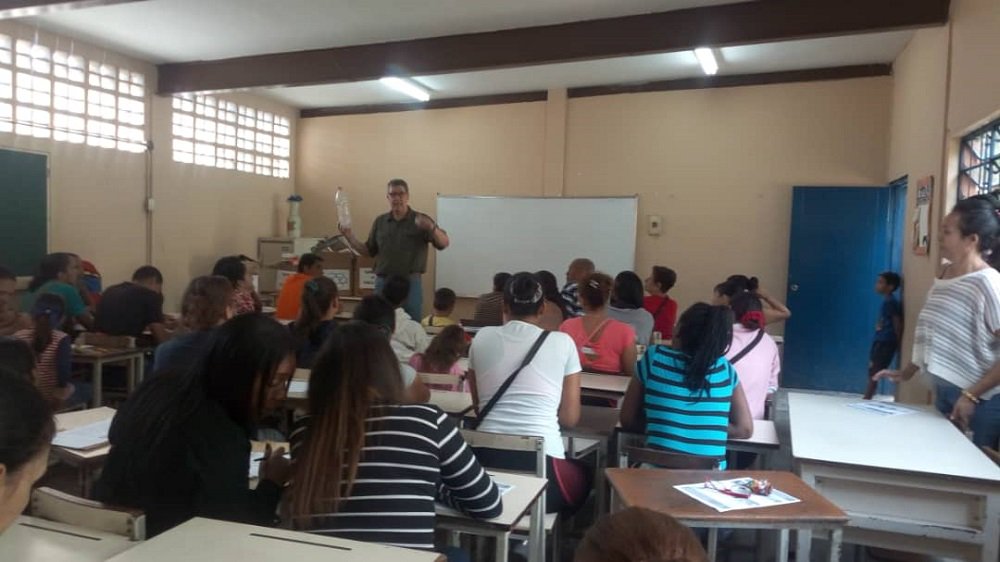 UCABSustentable's tweet photo. El director de la #DSAMb @jpbmaal explicando el proceso de degradación del papel, plástico y cartón a los padres de los alumnos del colegio Óscar Arnulfo en Montalbán https://t.co/IkH61QMyFx