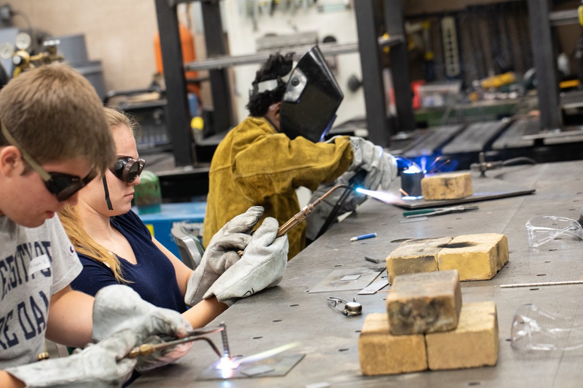 sacstate's tweet photo. Sparks are flying this week in Sacramento State’s welding lab, where high school students are getting hands-on experience as part of the Welding and Fabrication Summer Academy. 🥽👨‍🏭👩‍🏭

📸Andrea Price https://t.co/tBlzOuZJaD