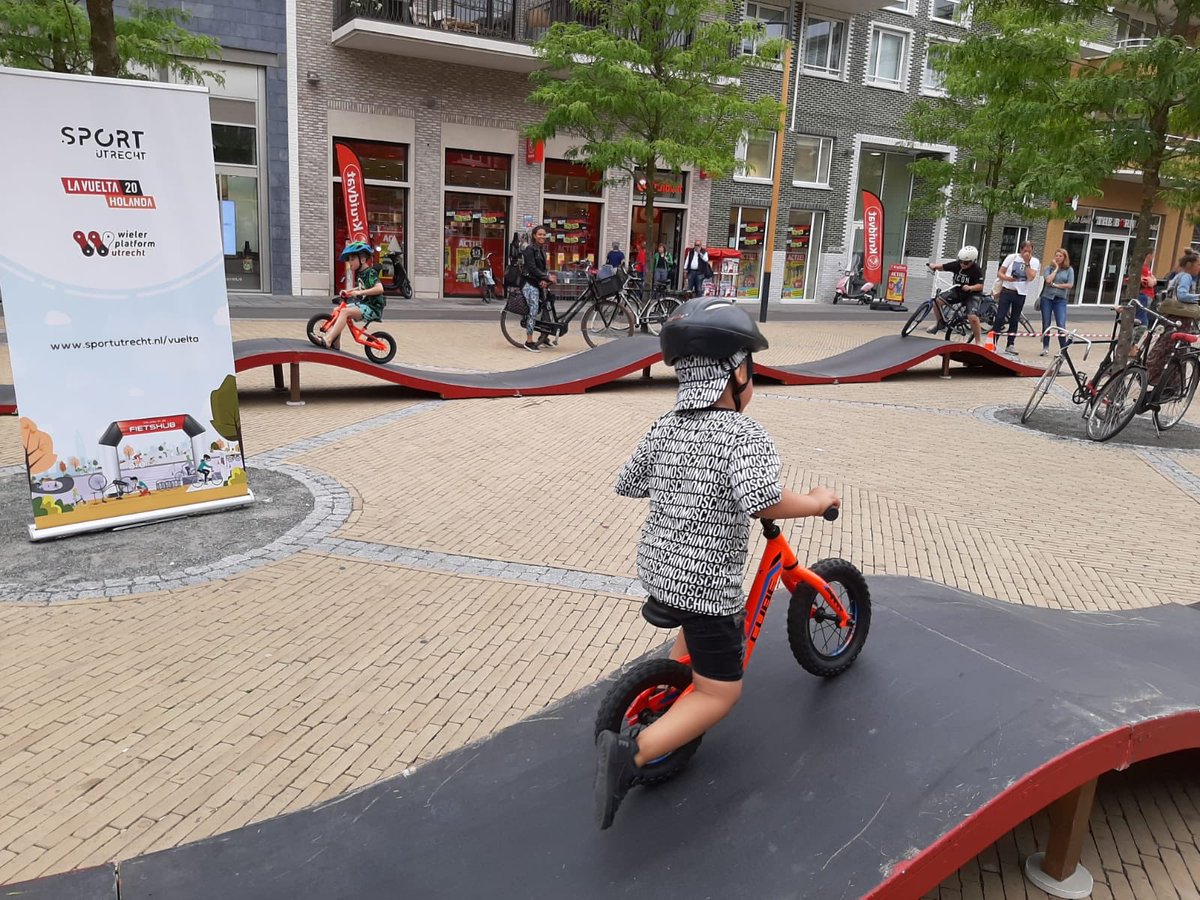 Sport_Utrecht's tweet photo. Topwielrennen en fietsplezier tijdens de @BeNeLadiesTour vanavond in Leidsche Rijn. Met de pumptrack van @VelosolutionsNL en een trainingsrit van @WPUtrecht een tof test-event voor een mogelijk Vueltaprogramma in 2020. Zie ook: https://t.co/JDEO98yq5c #fietshub https://t.co/XLbLN9lXN2