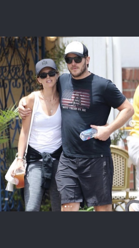 BSmith987x's tweet photo. People are calling Chris Pratt a racist, white-supremest for wearing a “don’t tread on me” Gadsden flag shirt. I have never been this over having to share a country with people this stupid. #ChrisPratt https://t.co/xOlSlP4UyX