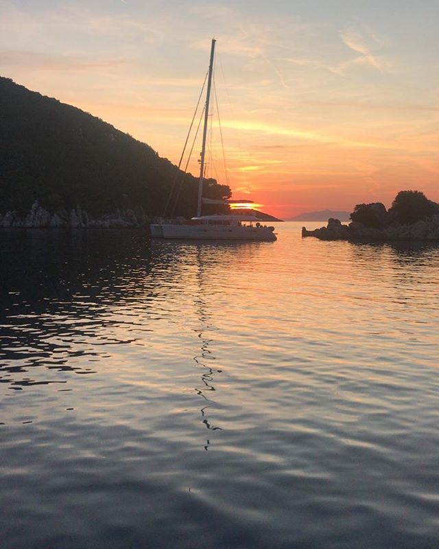 Pure Gold 💛 S/T TWIN #booknow #linkinbio👈 #sunset #summer2019 #summerincroatia #dubrovnik #dubrovnikoldtown #sailingyacht #sailingincroatia #crewneverstops #crewlife #yachtlife #lagoon620 #lagoon620twin #relax #zen #staywithocean #oceansailinghouse