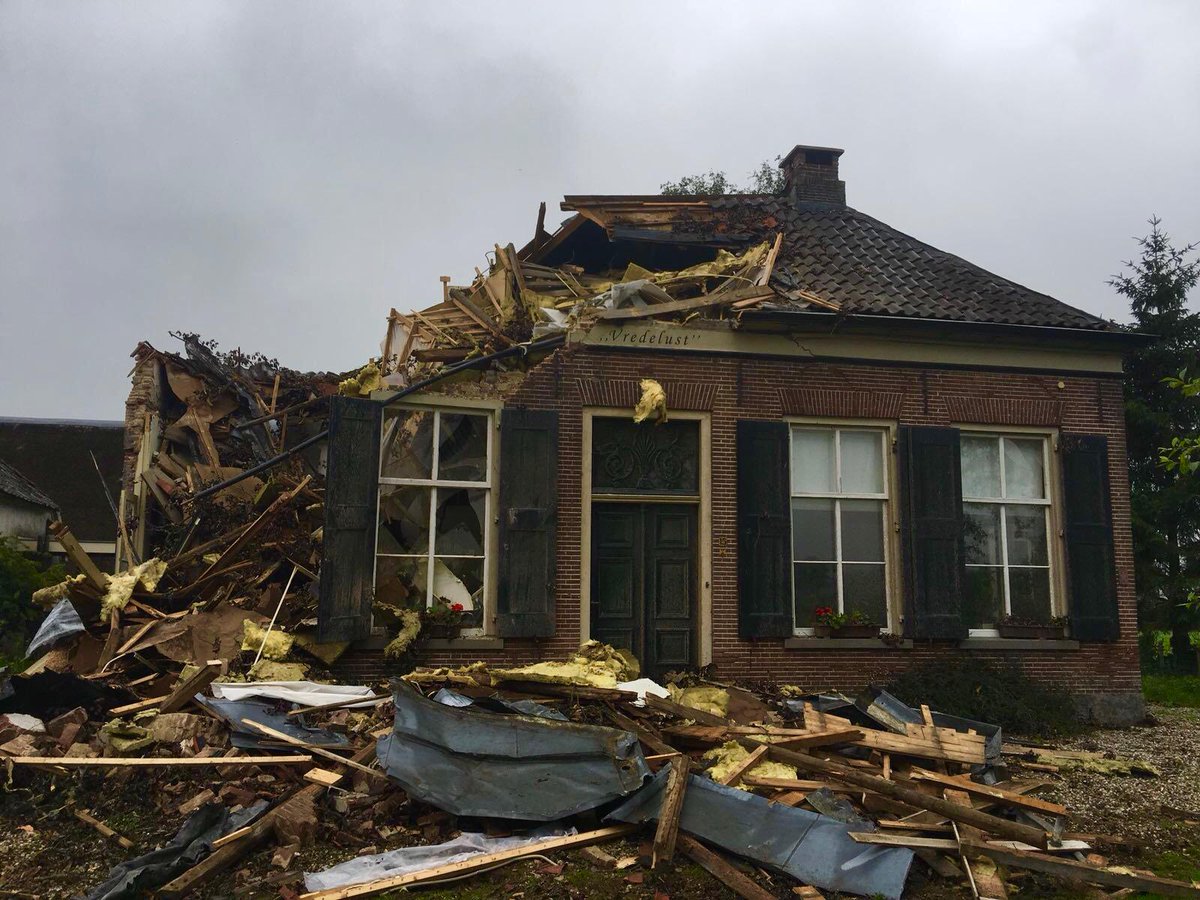 De steigers weghalen is altijd weer een mijlpaal. Afgelopen week zijn bij "Erve Boerdam" in Nijbroek de steigers weggehaald en het prachtige resultaat van de restauratie is zichtbaar! dijkhofbouw.nl/nieuws/175-erv… 
<a href="/vakres/">Vakgroep Restauratie</a> #restauratie #Nijbroek #Dijkhofbouw #Klarenbeek