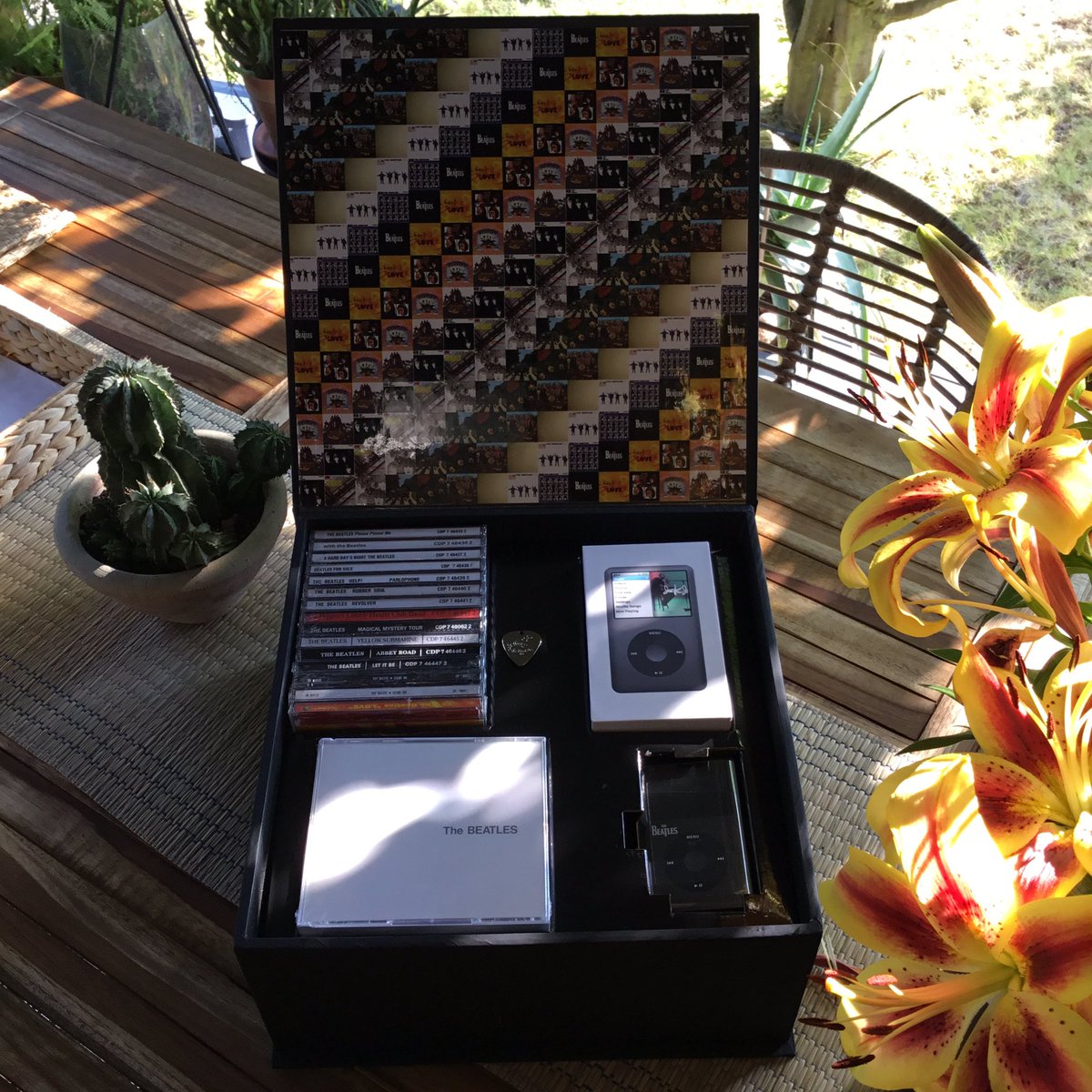 applemuzeumpl's tweet image. Prawdziwy rarytas dla kolekcjonerów iPodów i wielbicieli legendy The Beatles trafił do naszego muzeum. To The Beatles Limited Edition Ultimate Collector's Box from Bloomingdale's wydany w 2008 roku w numerowanej edycji 2500 sztuk.