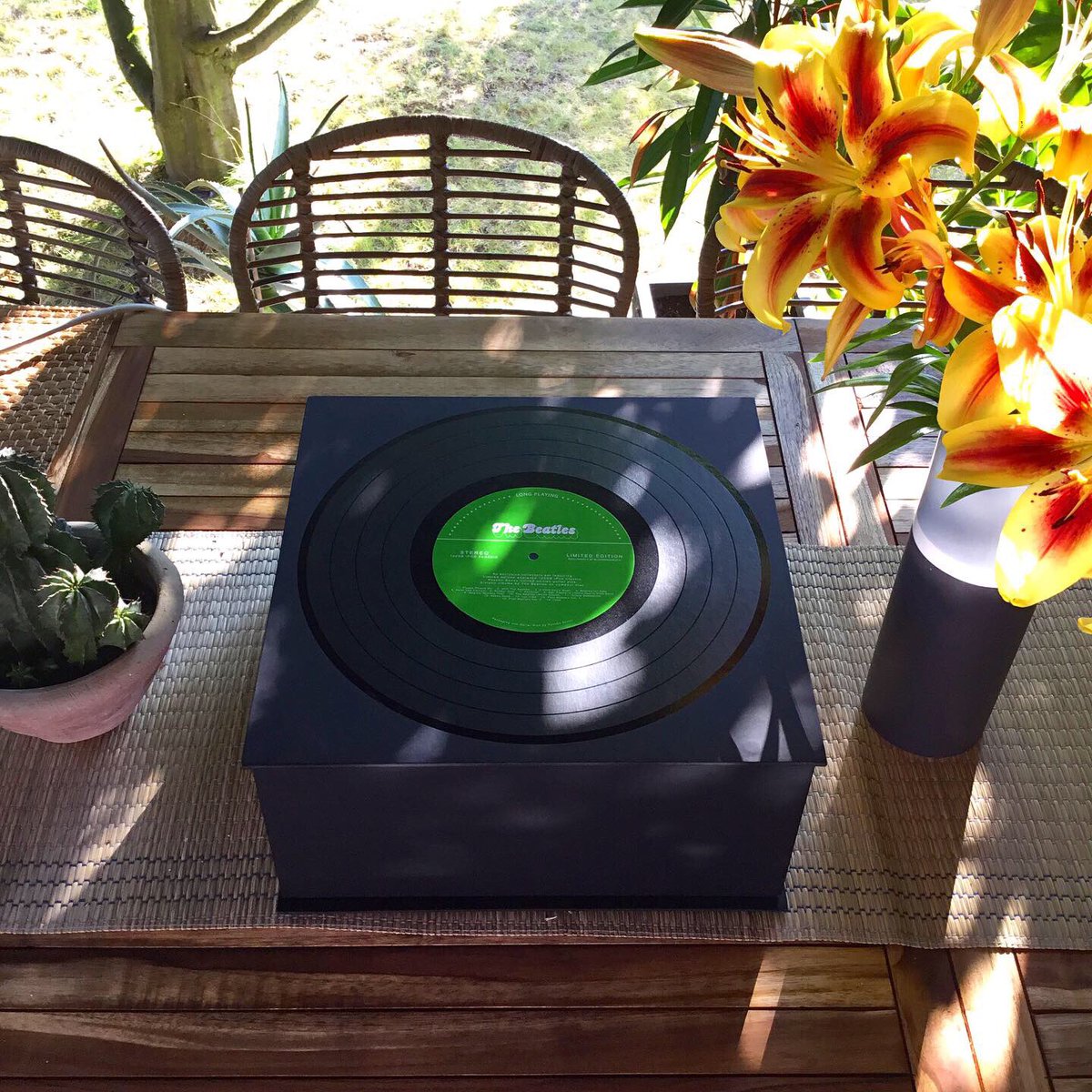 applemuzeumpl's tweet image. Prawdziwy rarytas dla kolekcjonerów iPodów i wielbicieli legendy The Beatles trafił do naszego muzeum. To The Beatles Limited Edition Ultimate Collector's Box from Bloomingdale's wydany w 2008 roku w numerowanej edycji 2500 sztuk.