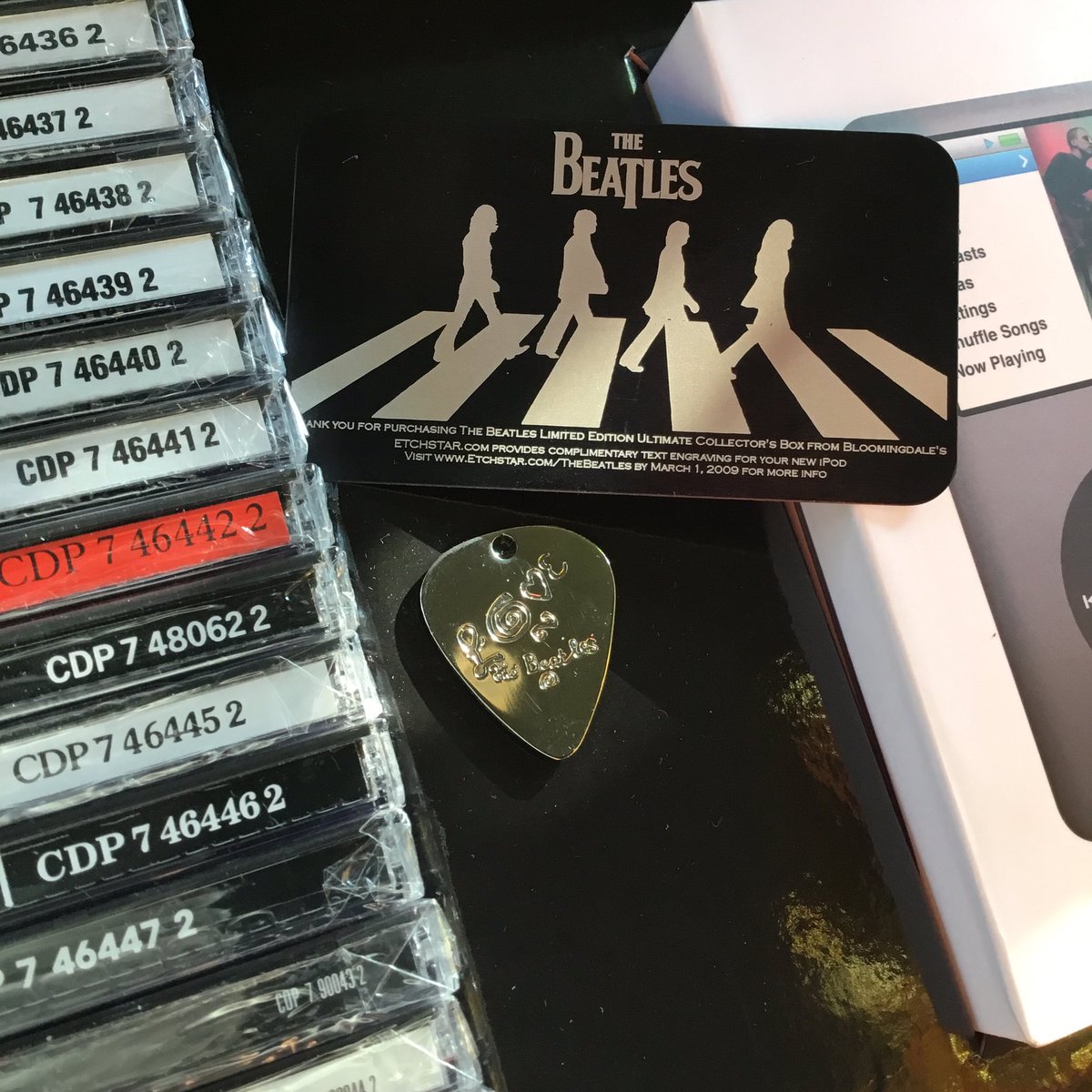 applemuzeumpl's tweet image. Prawdziwy rarytas dla kolekcjonerów iPodów i wielbicieli legendy The Beatles trafił do naszego muzeum. To The Beatles Limited Edition Ultimate Collector's Box from Bloomingdale's wydany w 2008 roku w numerowanej edycji 2500 sztuk.