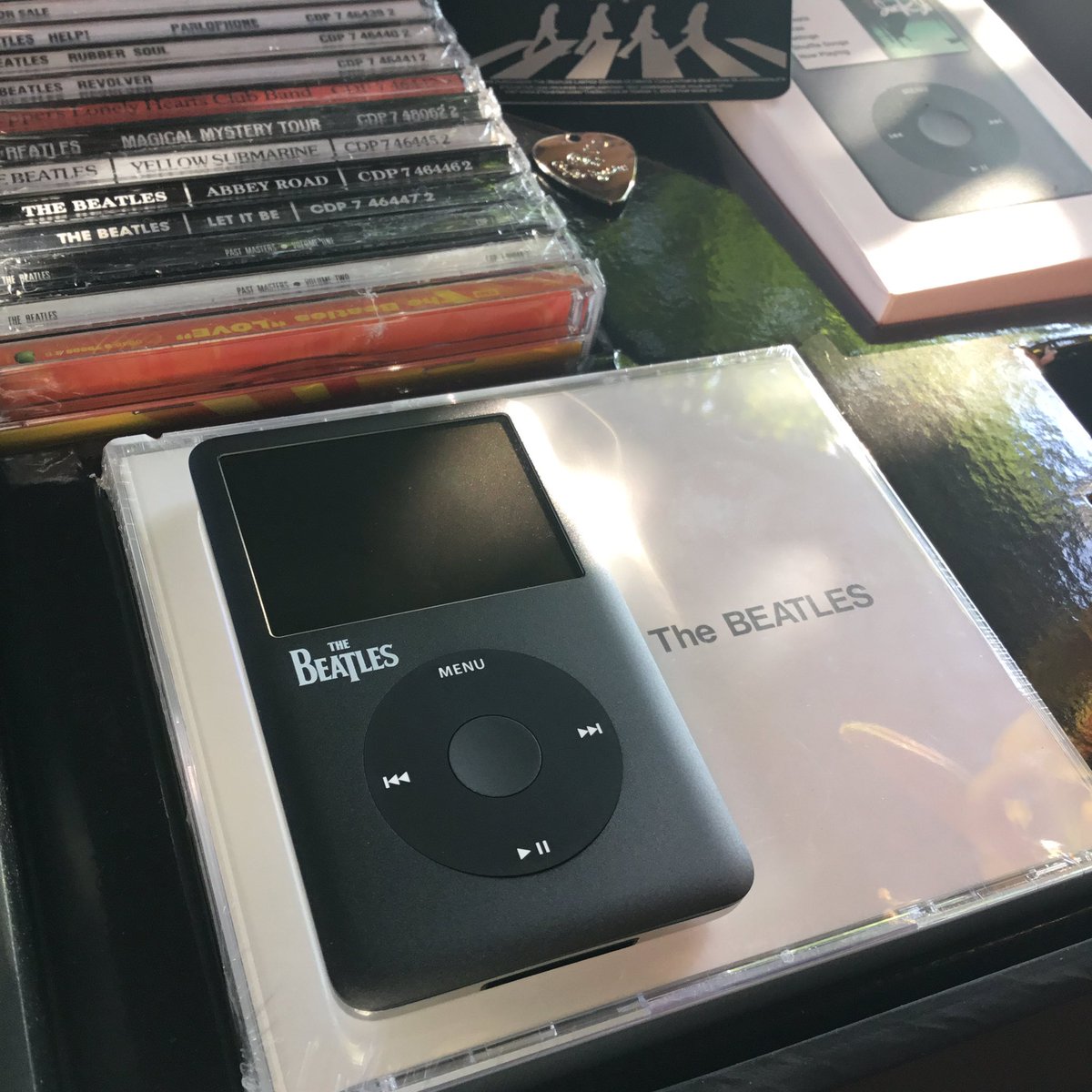 applemuzeumpl's tweet image. Prawdziwy rarytas dla kolekcjonerów iPodów i wielbicieli legendy The Beatles trafił do naszego muzeum. To The Beatles Limited Edition Ultimate Collector's Box from Bloomingdale's wydany w 2008 roku w numerowanej edycji 2500 sztuk.