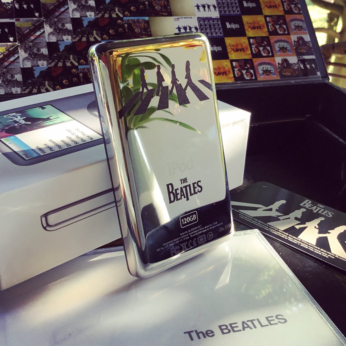 applemuzeumpl's tweet image. Edycja była sprzedawana w sklepie internetowym wydawcy Bloomingdales. Wewnątrz znajduje się 13 płyt CD, 120 Gb iPod Classic z wizerunkiem spacerujących muzyków po pasach Abbey Road, grawerowana metalowa kostka gitary oraz metalowa  grawerowana tabliczka z podziękowaniem za zakup.