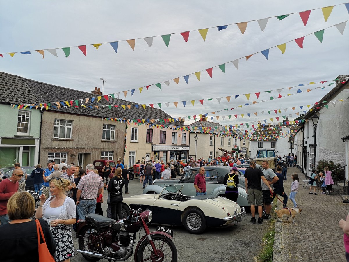 Great turn out for the Vintage Car Night last night #winkleighfair