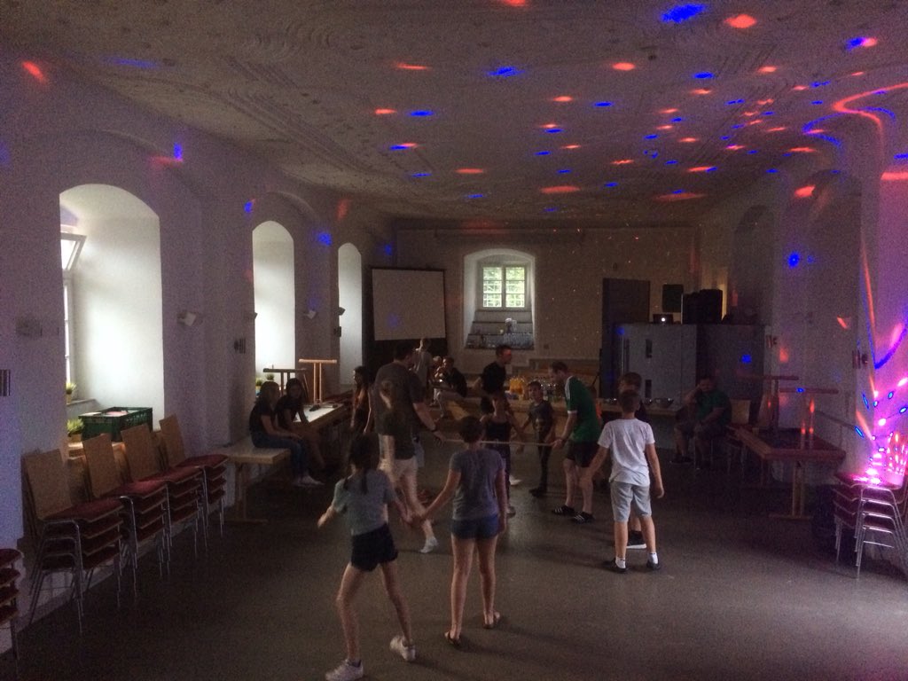 FFZOppum's tweet photo. Heute den Tag mit mehreren schönen Kleingruppen-Ausflügen verbracht und am Abend dann PARTY! 

Natürlich gab es nur gesunde Knabbereien 😜 https://t.co/9WecoRaCBy