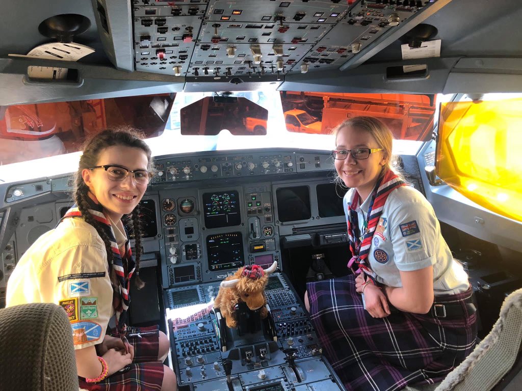 Following in @jetsflygirl’s footsteps on our way to @2019_wsj and sitting in the (co) pilot seat of an @AmericanAir plane!! 😱😍 @ComeFromAwayUK @racheltucker1 @JennColella 

#ScoutJamboree #WSJ2019 #UK24WSJ #LemmeFlyAPlane #GirlsCan #TheyHaveThePrettiestPlanes