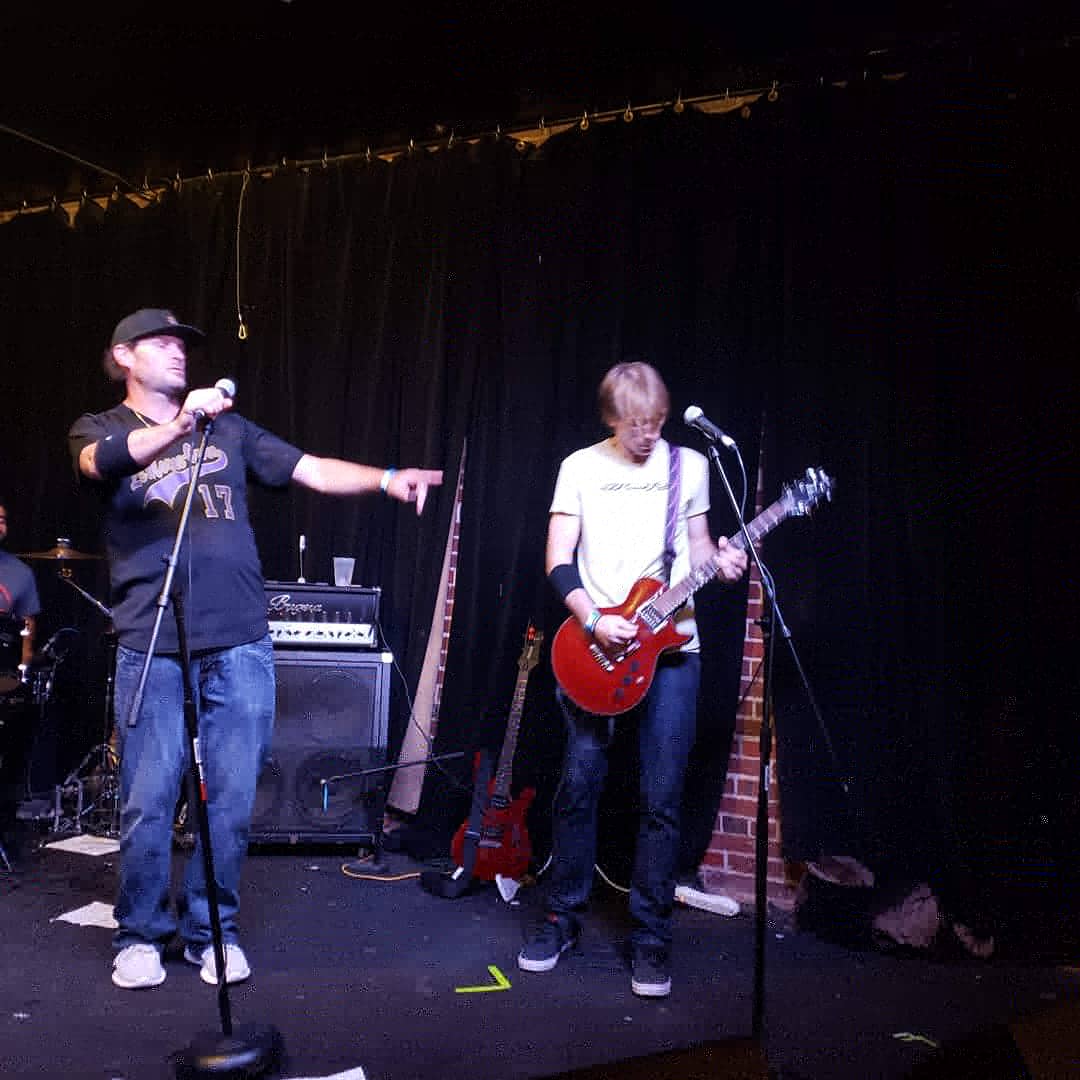 semantic_shift's tweet photo. Some pictures from Tuesday night @GrowlersMemphis #semanticshift #progressiverock #memphis #thebookofweightsandmeasures #tuesdaynight #growlers  📷 - Christina Stephens https://t.co/k1qTpLXrGU