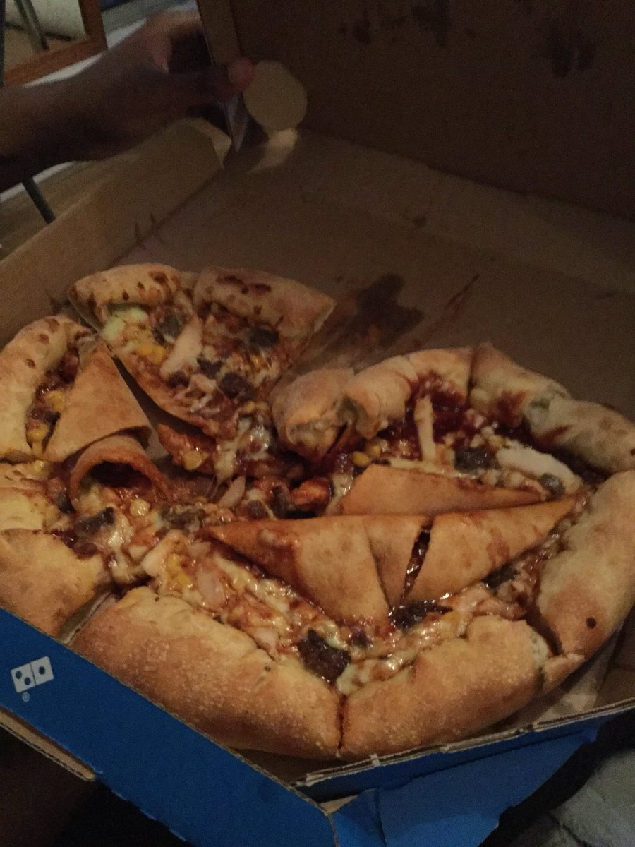 BrickzGDB's tweet image. This is why I order from @pizzahutuk😒 The first time I order from @Dominos_UK and this is how the pizza arrived😡 #Triggered #Disappointed