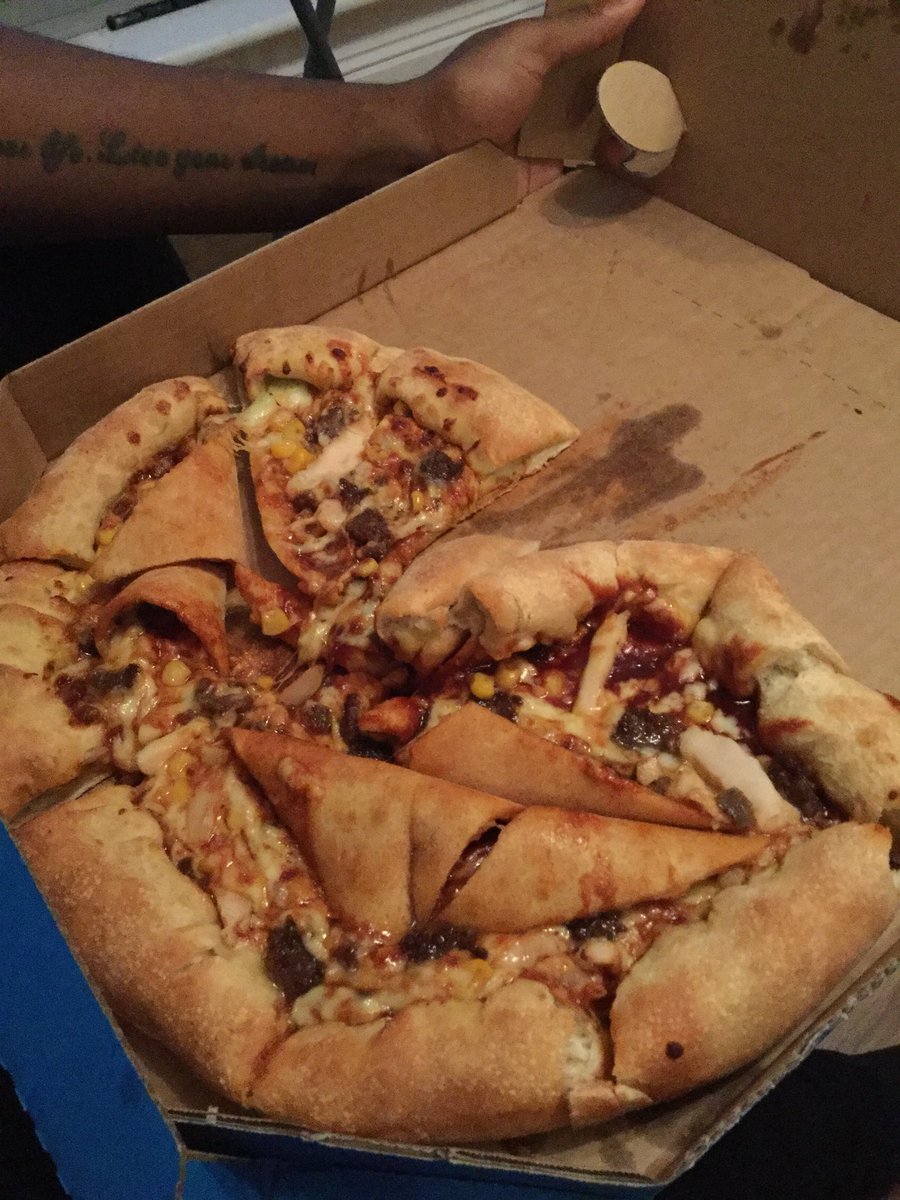 BrickzGDB's tweet image. This is why I order from @pizzahutuk😒 The first time I order from @Dominos_UK and this is how the pizza arrived😡 #Triggered #Disappointed