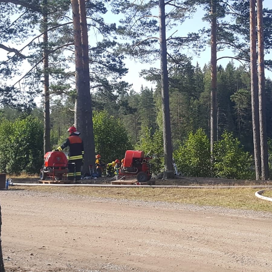 LHSP_ry's tweet photo. Tänään #pistoliekki2019 vähän vanhempaa #moottoriruisku #kalustoa harjoitusvälineenä. #esa30 on varustettu Porschen teollisuusmoottorilla, käytännössä kuitenkin moottori on sama kun kupla volkkarissa (1300) aikoinaan,jopa lämmönvaihtimet on jätetty paikoilleen 😄 https://t.co/x8lixCPxiP