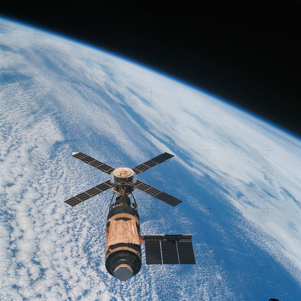 solarrsystem's tweet photo. This week’s thread will be focusing on 𝗦𝗸𝘆𝗹𝗮𝗯, America’s first space station. Skylab was operational from 1973 to its reentry in 1979. The program helped advance the concept of humans living in space for long periods of time, but also faced a few problems along the way. https://t.co/bZJBLSOmGG