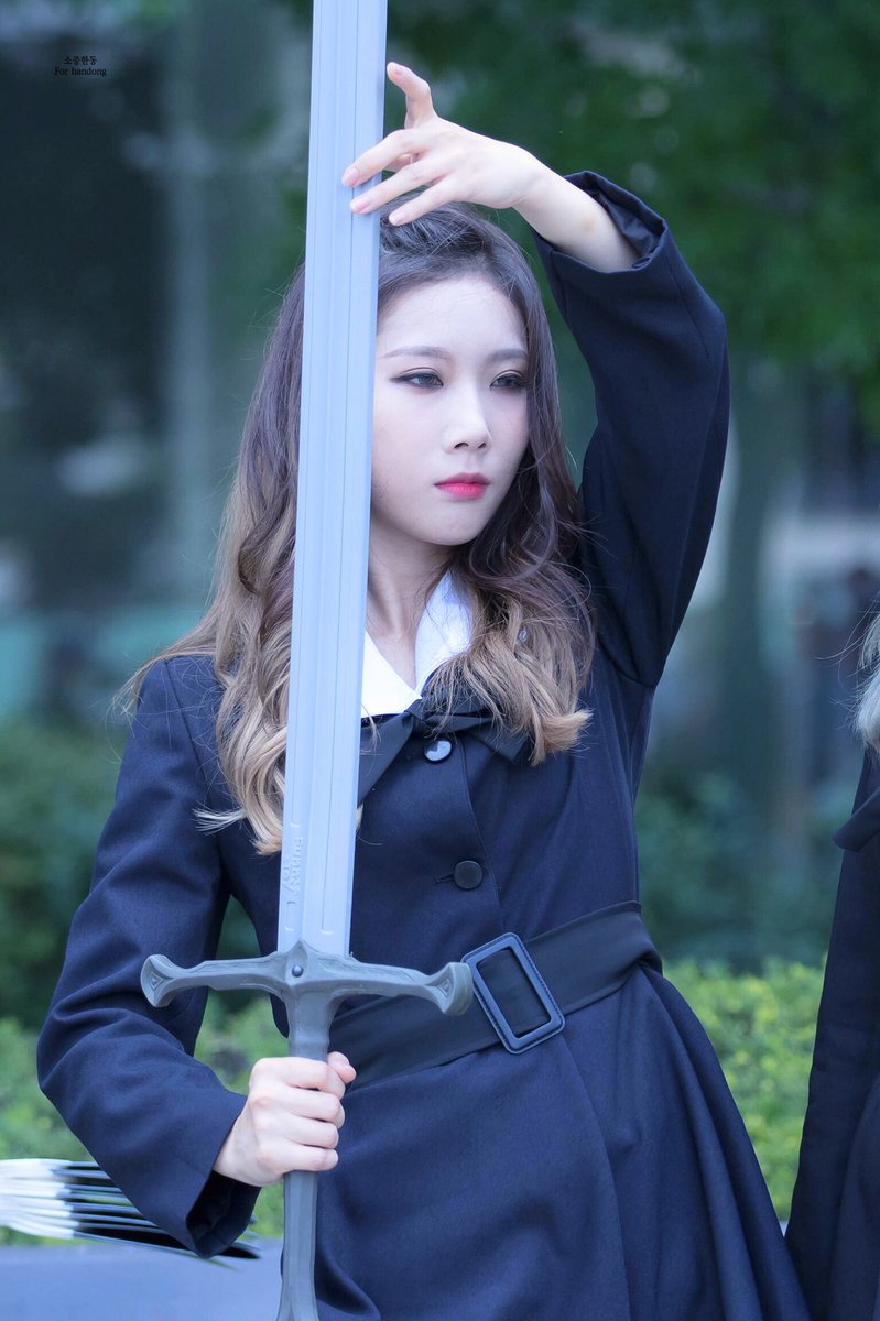 GahyeonCatcher's tweet photo. They didn't cast Handong as Mulan?! They fkd up big time bro. #Dreamcatcher #Mulan2020 #ChinesePrincess https://t.co/YknbRWOctK