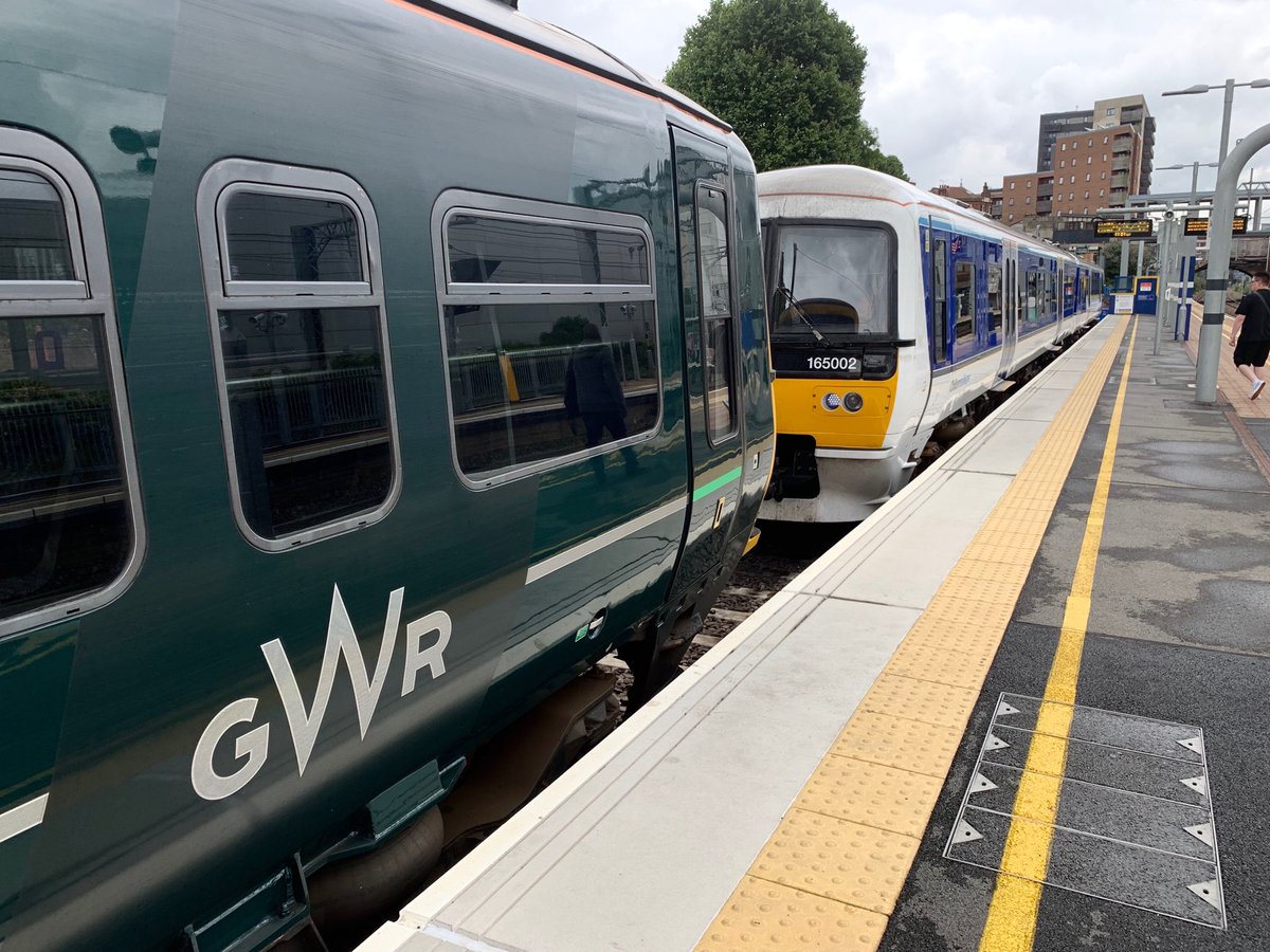 ⁦@GWRHelp⁩ and ⁦@chilternrailway⁩ together at West Ealing. #class165