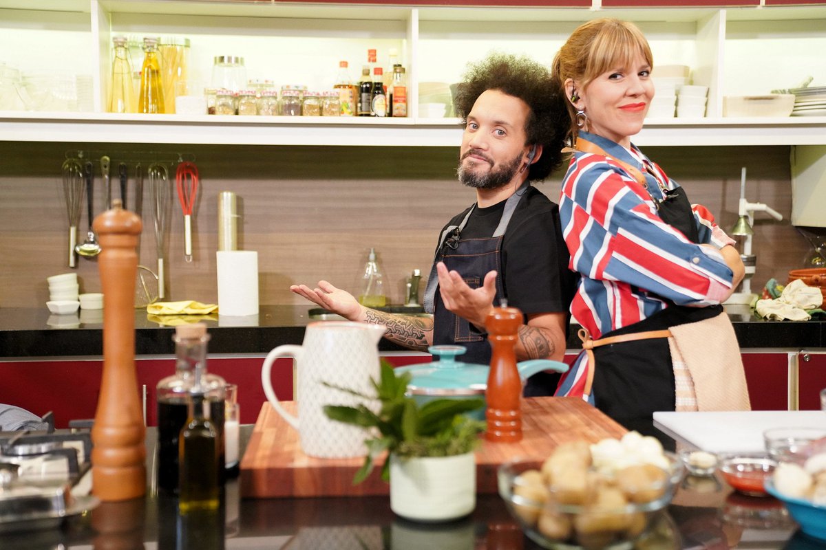 TVCIUDADuy's tweet photo. Merluza con Salsa Verde es la receta de @XimeTorres8 y #PabloSilvera inspirada en el film cinematográfico #8ApellidosVascos.

Hoy, 20h #LaVueltaAlPlato https://t.co/6LH8RxM6Wz