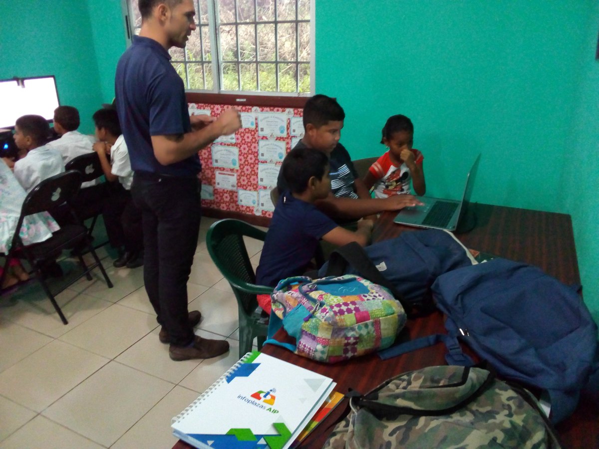 angeldeserrano's tweet photo. Despertar la motivación de los niños es ayudarlos a crear hábitos de perseverancia y éxito. Taller de Scratch, Facilitador Lic Rolando Cubilla, en Infoplaza #315 Sortová.
#momentosinfoplazas
#yosoyinfoplazas
@infoplazasAip https://t.co/ge2qCvXShZ
