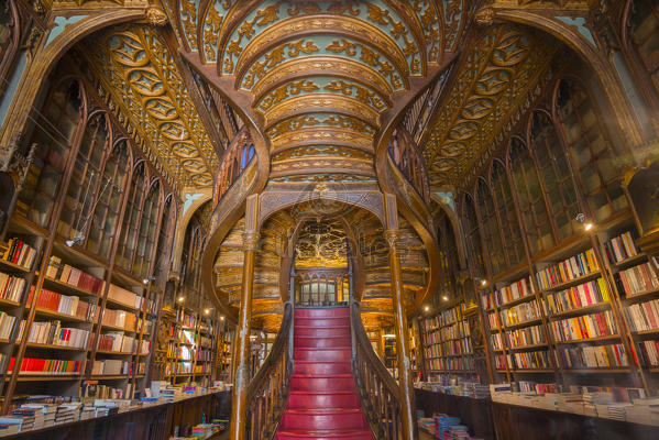 ElliottBlackwe3's tweet photo. #LifeGoals: one of mine is to visit Livraria Lello in Porto with its sweeping wooden staircase and its architecture that is a blend of Gothic, Art Deco and Art Nouveau. It's also been in business since 1869. https://t.co/SssqeLzEiN