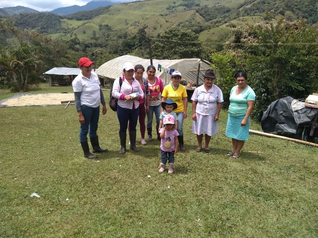 MpioCoromoro's tweet photo. La Secretaria de Salud y Gestión Social de la Administración Municipal de Coromoro, apoya a la comunidad rural a través del programa de asistencia técnica agropecuaria, brindando de manera personalizada demostración de métodos de manejo integrado y calidad en cultivos https://t.co/ax5J0Rayys