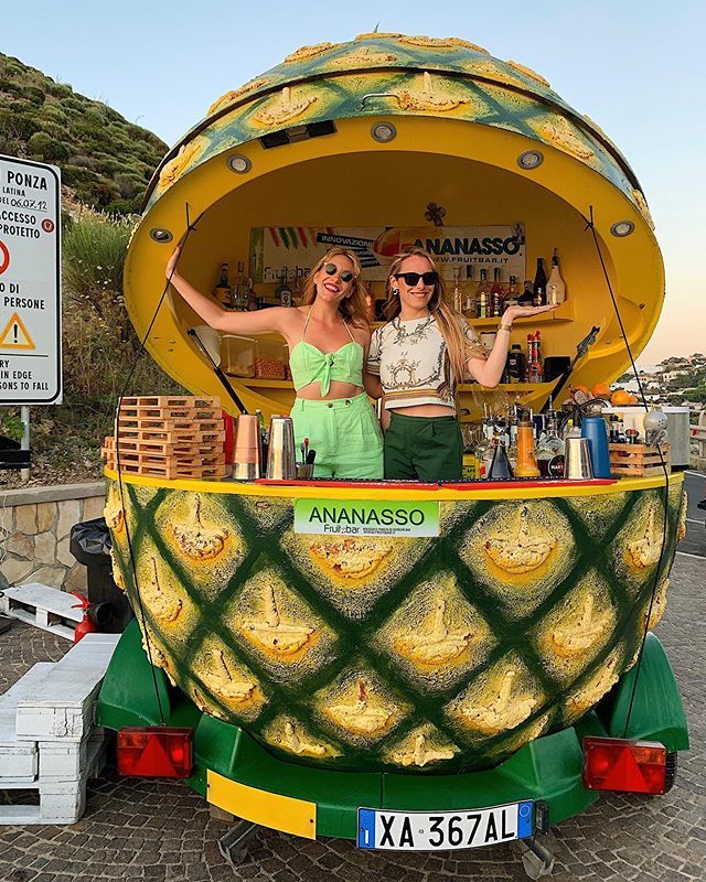 SusiKenna's tweet photo. The money 💰 is in the pineapple 🍍 stand. https://t.co/nechh8ToGz https://t.co/LeplBr4fy4