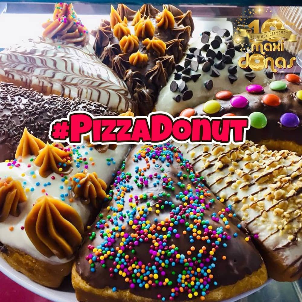 MaxiDonas_ve's tweet photo. A ver #MaxiLovers ustedes qué son expertos en nuestros productos ¿Cómo se llama esta delicia? #DonuTPizza o #PizzaDonut?Dinos tu respuesta en los comentarios 👇 Y ve a tu #MaxiDonas favorito por esta delicia irresistible 🍩🤤♥️🍕 #NoSonDonasSonMaxidonas #Encuesta #Merienda #Donut https://t.co/0JMjwivspa