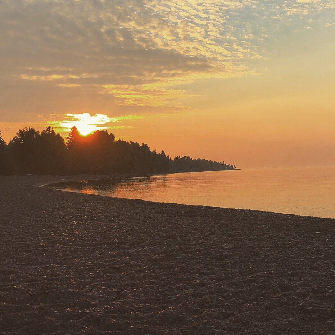 RareByrdReview's tweet photo. #tbt to waking up early to watch the sunrise over Lake Superior. 

Where’s your dream reading spot?

#read #reads #reading #book #books #booksbooksbooks #bookstagram #readingspot #favoritereadingspot #idealreadingspot #dreamreadingspot #sunrise #beach #lakesuperior https://t.co/g0Cpg2nukW