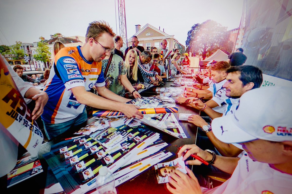 DTM's tweet photo. Organisers estimated a crowd of more than 10,000 flocked the streets of downtown Assen for this evening's incredible #DTM street demo. #DTMAssen 🇳🇱💪 https://t.co/Uxxrc6zADp